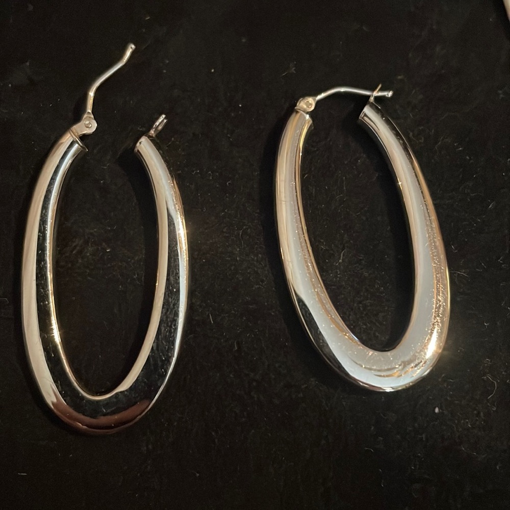 Pair of white gold earrings. 14k